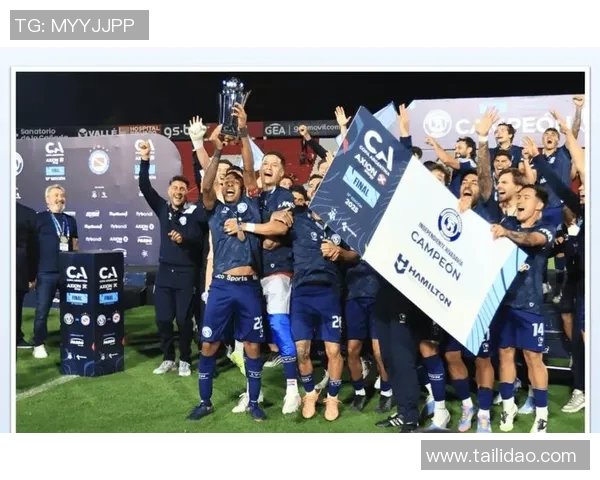 南美解放者杯百万富翁队点球绝杀球员相拥庆祝 南美解放者杯百万富翁队点球绝杀球员相拥庆祝